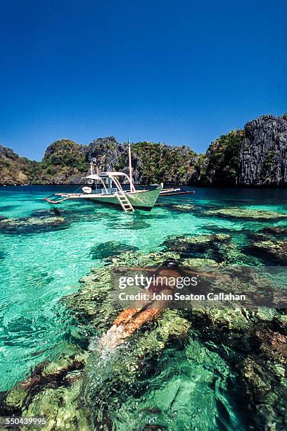 swimming in miniloc lagoon - el nido - fotografias e filmes do acervo