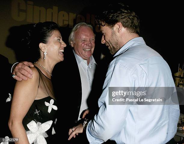 Stella Arroyave, husband actor Sir Anthony Hopkins and actor Russell Crowe attend the after party for "Cinderella Man" held at the "I Granai" in the...