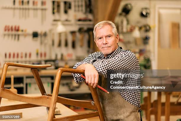 portrait carpenter in wood workshop - timmerman stockfoto's en -beelden