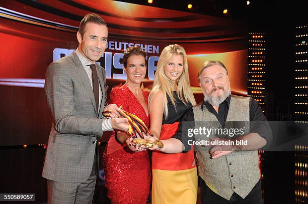 Kai Pflaume, Katti Witt, Caroline Noeding und Axel Prahl Fototermin bei der Sendung "Die deutschen Meister 2013" in Köln den