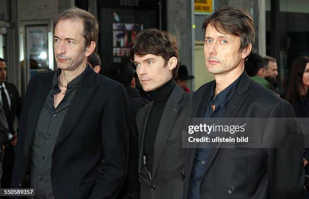 Musikband SUEDE - V.l.n.r.: Mat Osman, Neil Codling und Brett Anderson anlässlich der Europapremiere des Films -The Invisible Woman- im Odeon West...