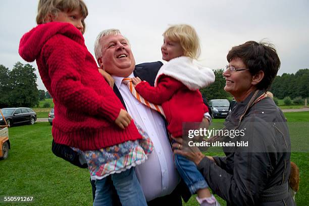 Deutschland, Deetz, , Wahlparty, Bauer Kees de Vries , mit Ehefrau Ella, mit Kindern von Dorfbewohnern, kandidiert für die CDU für den Bundestag