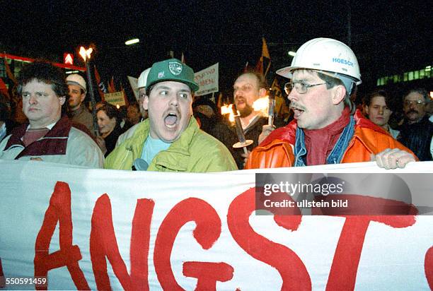 Stahlarbeiter halten ein Transparent mit der Aufschrift "Angst" waehrend der "Nacht der 1000 Feuer" in Dortmund, Tausende Stahlarbeiter...
