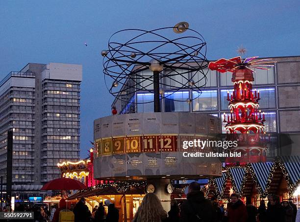 Berliner Weihnachtsmarkt Alexanderplatz - Für jeden etwas - Unter grosser Weihnachts-Pyramide einkaufen, Glühwein trinken, Kinderkarussell, Eisbahn...