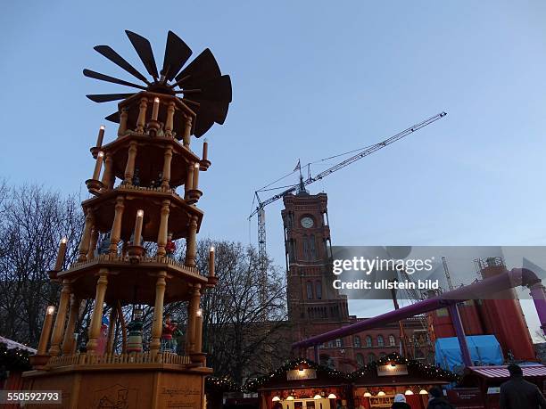 Berliner Weihnachtsmarkt Alexanderplatz - Für jeden etwas - Unter grosser Weihnachts-Pyramide einkaufen, Glühwein trinken, Kinderkarussell, Eisbahn...