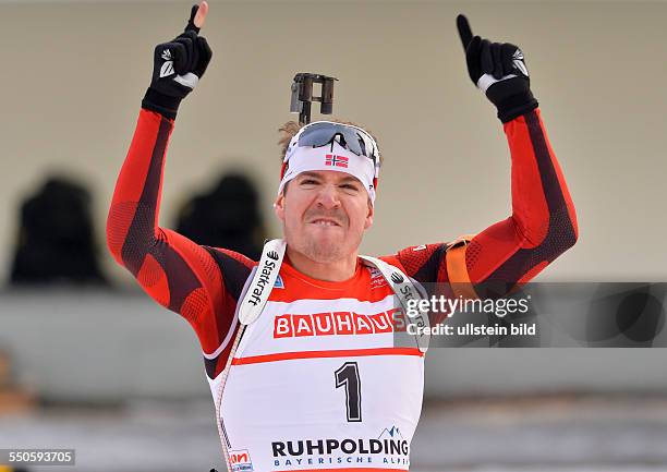 Sieger Emil Hegle Svendsen jubelt schon nach dem vierten Schiessen waehrend dem IBU Weltcup Verfolgungsrennen, am 12. Januar 2014 in Ruhpolding.