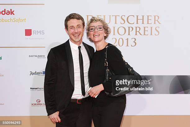 Alexander Bommes und Julia Westlake - das deutsche Moderatorenpaar beim Deutschen Radiopreis 2012 - Verleihung im Schuppen 52 in Hamburg.