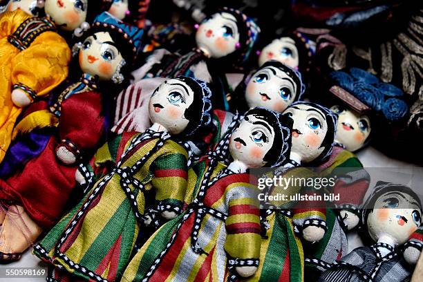 Traditionelle Puppen - Kunsthandwerk auf dem Basar im Zentralen Staatsmuseum der Republik Kasachstan in Almaty