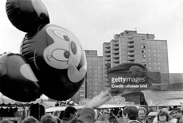 Deutschland, Berlin, , Buden und Micky Maus Luftballon vor dem Thälmann-Denkmal im Ernst-Thälmann-Park, in Berlin Prenzlauer Berg, Volksfest