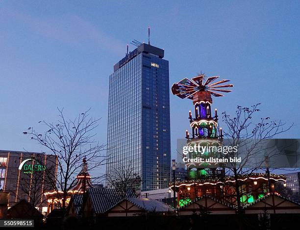 Berliner Weihnachtsmarkt Alexanderplatz - Für jeden etwas - Unter grosser Weihnachts-Pyramide einkaufen, Glühwein trinken, Kinderkarussell, Eisbahn...