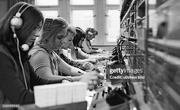 Westberliner Vermittlungsstelle im Fernmeldeamt Winterfeldstraße. Berlin , 03. 02. 1971. Im Telefonverkehr mit dem Arbeiter- und Bauernstaat werden...