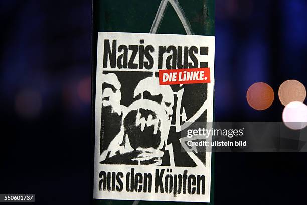 Berlin : Aufkleber in der Oranienstraße "Nazis raus: aus den Köpfen"