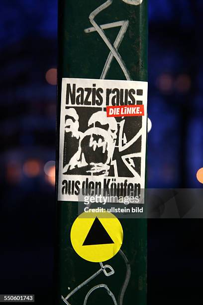 Berlin : Aufkleber in der Oranienstraße "Nazis raus: aus den Köpfen"