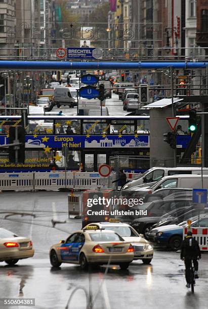 Nach gut einem Jahr wurde am das Ende der offenen U-Bahn -Baustelle in der Friedrichstrasse zwischen Unter den Linden und Behrenstrasse gemeinsam mit...