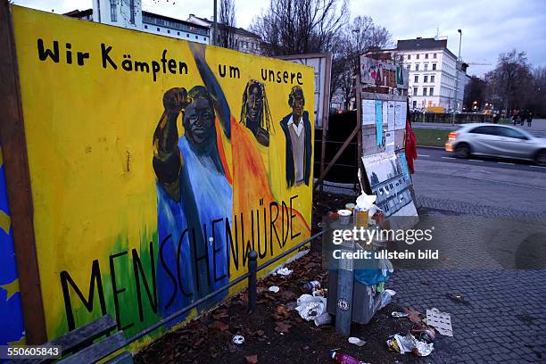 Berlin : Flüchtlings-Protest-Camp am Oranienplatz , Plakat Wir kämpfen um unsere Menschenwürde