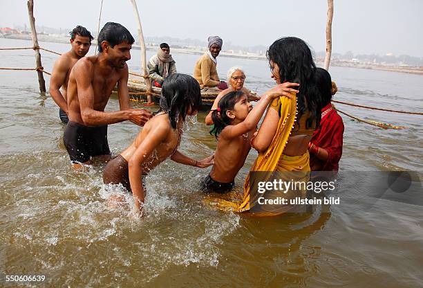 Allahabad, India, 20.01.10 - Hindus treffen sich zur Magh Mela in Allahabad um ein heiliges Bad am Sangam dem Zusammenfluss von Ganges, Yamuna und...