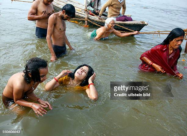 Allahabad, India, 20.01.10 - Hindus treffen sich zur Magh Mela in Allahabad um ein heiliges Bad am Sangam dem Zusammenfluss von Ganges, Yamuna und...