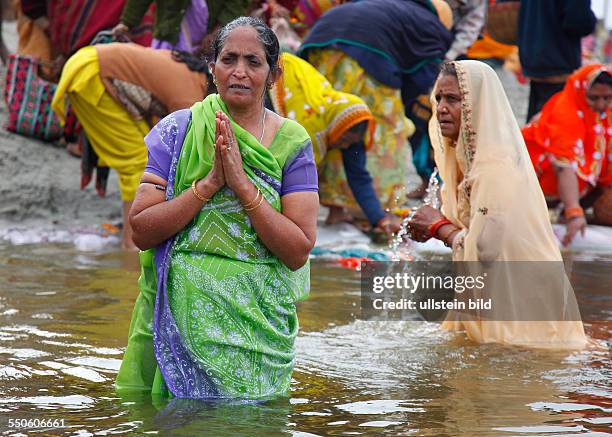 Allahabad, India, 20.01.10 - Hindus treffen sich zur Magh Mela in Allahabad um ein heiliges Bad am Sangam dem Zusammenfluss von Ganges, Yamuna und...