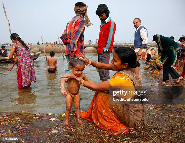 Allahabad, India, 20.01.10 - Hindus treffen sich zur Magh Mela in Allahabad um ein heiliges Bad am Sangam dem Zusammenfluss von Ganges, Yamuna und...