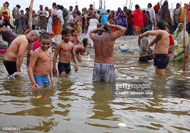 Allahabad, India, 20.01.10 - Hindus treffen sich zur Magh Mela in Allahabad um ein heiliges Bad am Sangam dem Zusammenfluss von Ganges, Yamuna und...