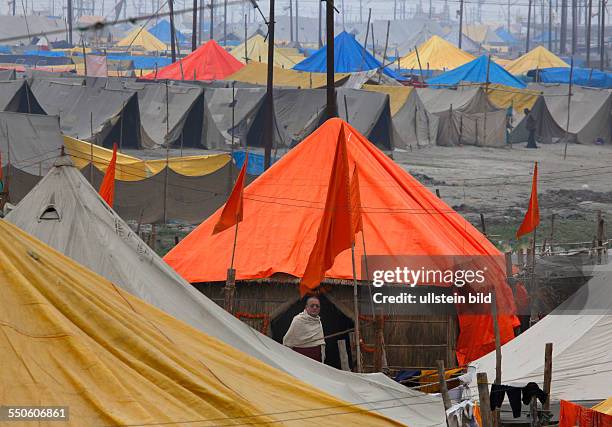 Allahabad, India, 20.01.10 - Hindus treffen sich zur Magh Mela in Allahabad um ein heiliges Bad am Sangam dem Zusammenfluss von Ganges, Yamuna und...