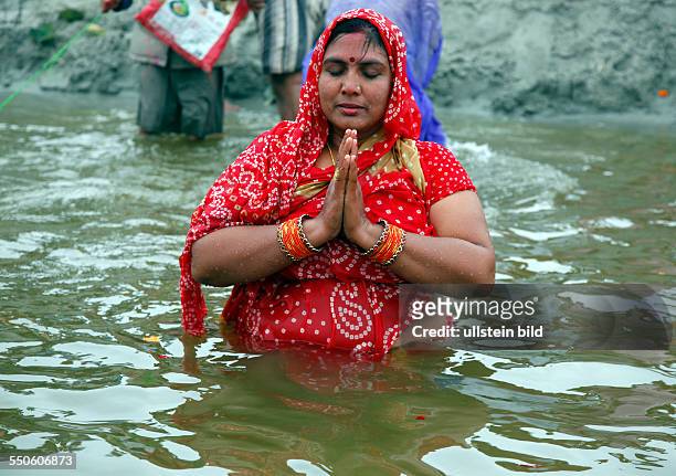 Allahabad, India, 20.01.10 - Hindus treffen sich zur Magh Mela in Allahabad um ein heiliges Bad am Sangam dem Zusammenfluss von Ganges, Yamuna und...