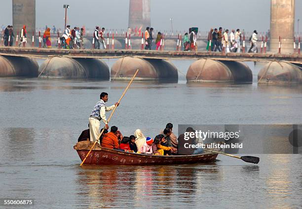 Allahabad, India, 20.01.10 - Hindus treffen sich zur Magh Mela in Allahabad um ein heiliges Bad am Sangam dem Zusammenfluss von Ganges, Yamuna und...