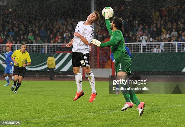 Fussball 2013, Laenderspiel DFB U19 Junioren, Deutschland - Griechenland 2-0, Max Meyer li., gegen Torhueter Georgios Strezos