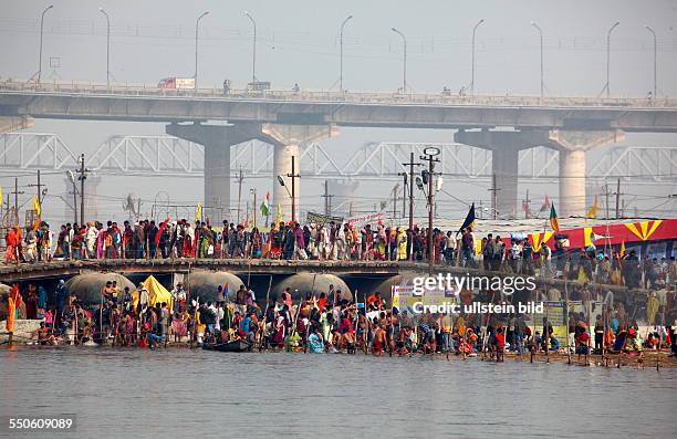 Allahabad, India, 20.01.10 - Hindus treffen sich zur Magh Mela in Allahabad um ein heiliges Bad am Sangam dem Zusammenfluss von Ganges, Yamuna und...