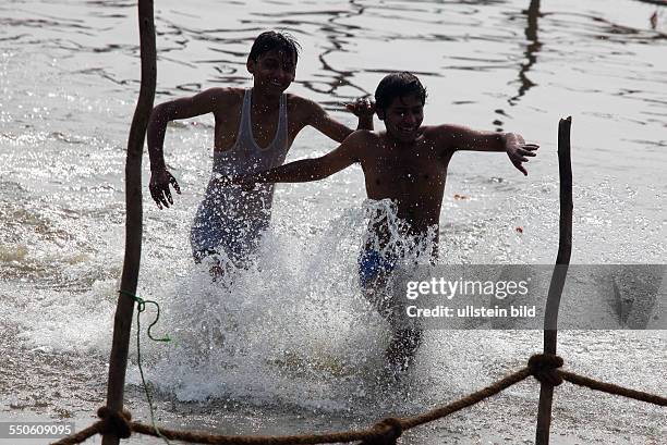 Allahabad, India, 20.01.10 - Hindus treffen sich zur Magh Mela in Allahabad um ein heiliges Bad am Sangam dem Zusammenfluss von Ganges, Yamuna und...