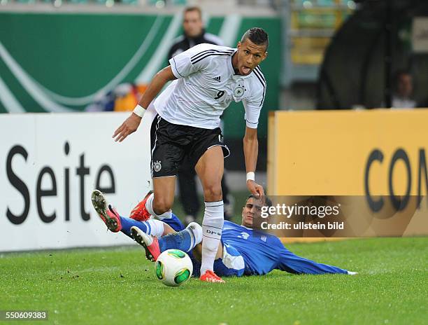 Fussball 2013, Laenderspiel DFB U19 Junioren, Deutschland - Griechenland 2-0, Davie Selke gegen Dimitrios Myrthianos