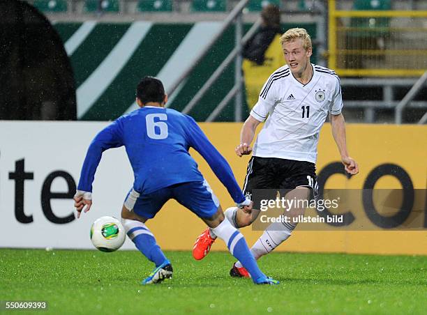 Fussball 2013, Laenderspiel DFB U19 Junioren, Deutschland - Griechenland 2-0, Julian Brandt , re., gegen Praxitellis Vouros