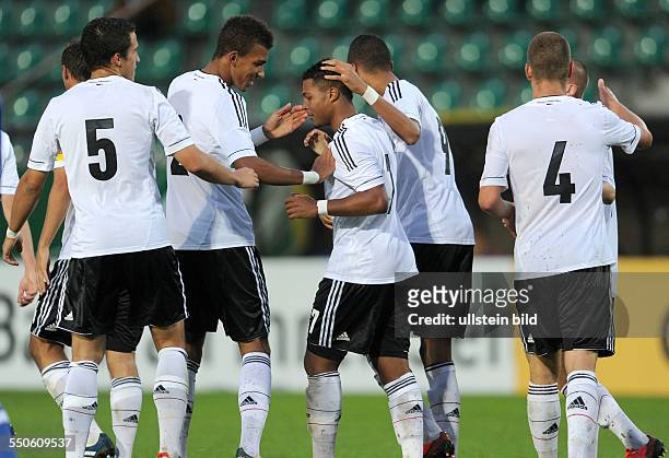 Fussball 2013, Laenderspiel DFB U19 Junioren, Deutschland - Griechenland 2-0, Torschuetze Serge Gnabry , mitte, wird von seinen Mitspielern gefeiert.