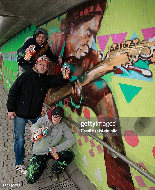 Die Grafitti Künstler Viktor Sobek , Sebastian Höger und Danilo Halle von der Freiraumgalerie haben im Auftrag der Bahn eine neue Wand des...