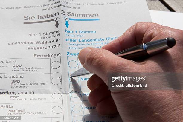 Wahlschein zur Bundestagswahl, Hand wählt SPD
