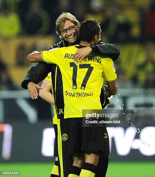 Fussball, Saison 2013-2014, 1. Bundesliga, 5. Spieltag, Borussia Dortmund - Hamburger SV 6-2, Trainer Juergen Klopp , li., umarmt Pierre Emerick...