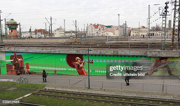 Die Grafitti Künstler Viktor Sobek , Sebastian Höger und Danilo Halle von der Freiraumgalerie haben im Auftrag der Bahn eine neue Wand des...