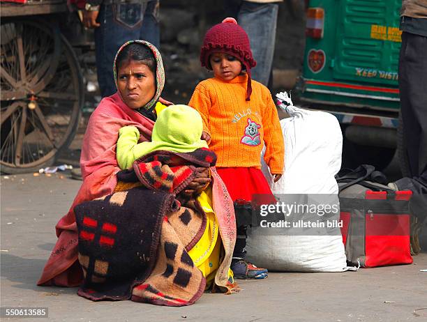 Neu Delhi, Indien, 15.01.10 - Mutter mit zwei Kindern am Bahnhof.