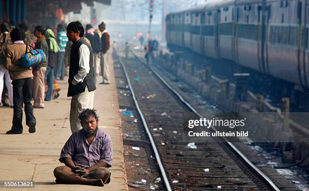 Neu Delhi, Indien, 15.01.10 - Bahnhof Neu-Dehl, Bettler am Bahnsteig.