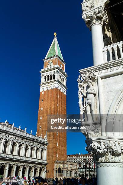 Der Campanile am Markusplatz in Venedig, Italien. Wahrzeichen der Stadt mit dem Dogenpalast