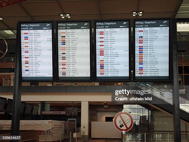 Flughafen BER, Flughafen Berlin Brandenburg, Abflugbereich mit funktionierender Fluganzeige