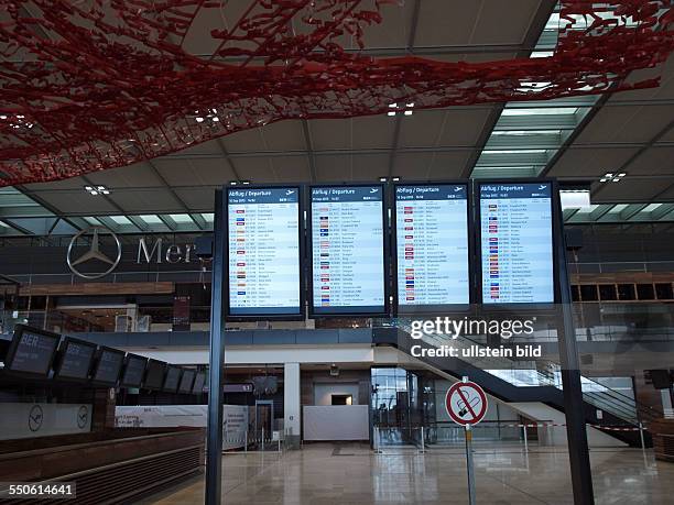 Flughafen BER, Flughafen Berlin Brandenburg, Abflugbereich im Hauptpier mit funktionierender Fluganzeige