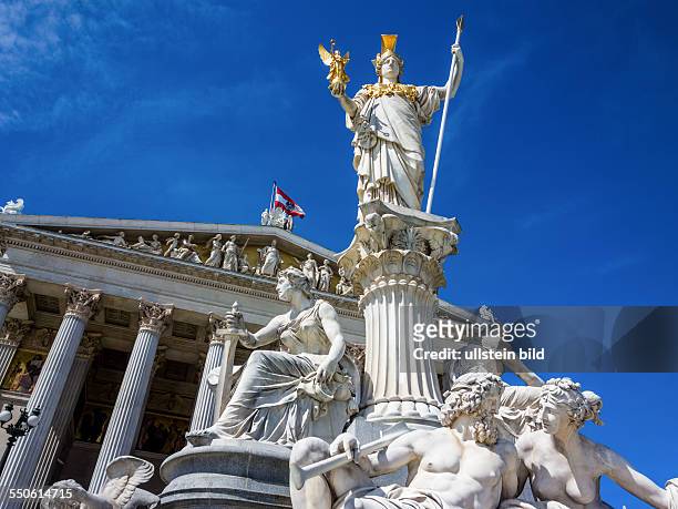 Das Parlament als Sitz der Regierung in Wien, Mit der Statue der " Pallas Athene" der griechischen Göttin für Weisheit