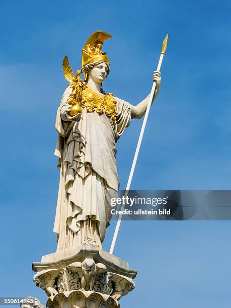 Das Parlament als Sitz der Regierung in Wien, Mit der Statue der " Pallas Athene" der griechischen Göttin für Weisheit
