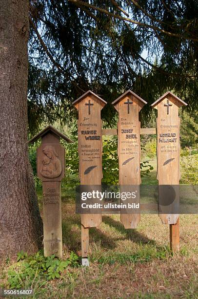 Totenbretter in der Ortschaft Zwieselerwaldhaus im Nationalpark Bayerischer Wald. Als Totenbretter werden Holzbretter bezeichnet, auf denen Tote bis...