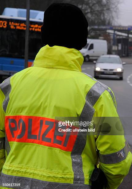 Bei einer Verkehrskontrolle in der Heinitzer Straße in Bildstock versucht die Polizei Hinweise über Tageswohnungseinbrecher zu bekommen.