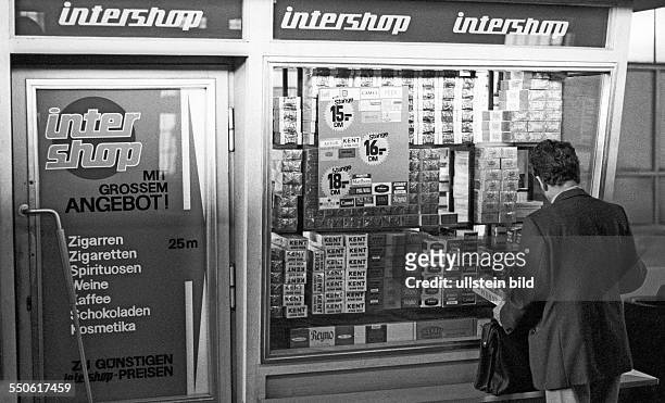 Intershop-Kiosk auf dem für Westberliner zugänglichen Bahnsteig Friedrichstrasse. Berlin DDR, 23. 09. 1974. Der Westberliner Zoll verstärkt die...