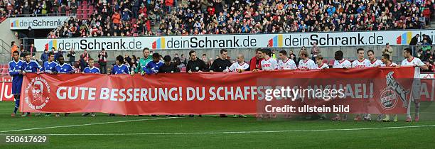 Fussball, Saison 2013-2014, Bundesliga Testspiel, 1. FC Koeln - FC Schalke 04 2-1, Beide Mannschaften zeigen ein Spruchband fuer Michael Schumacher