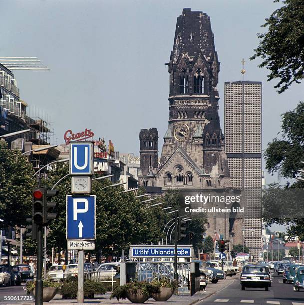Kaiser-Wilhelm-Gedächtnis-Kirche, Kurfürstendamm, Blick vom U-Bahnhof Uhlandstrasse