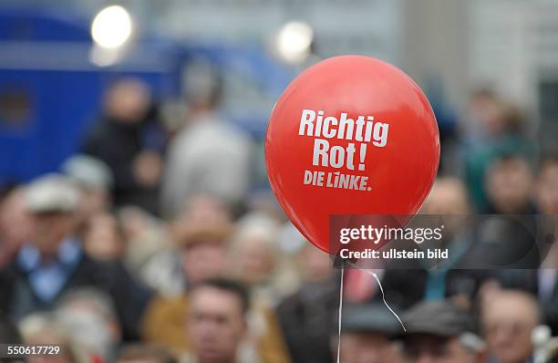 Parteianhänger der Partei DIE LINKE während der Wahlkampfabschlußveranstaltung auf dem Berliner Alexanderplatz, Luftballon Richtig rot!